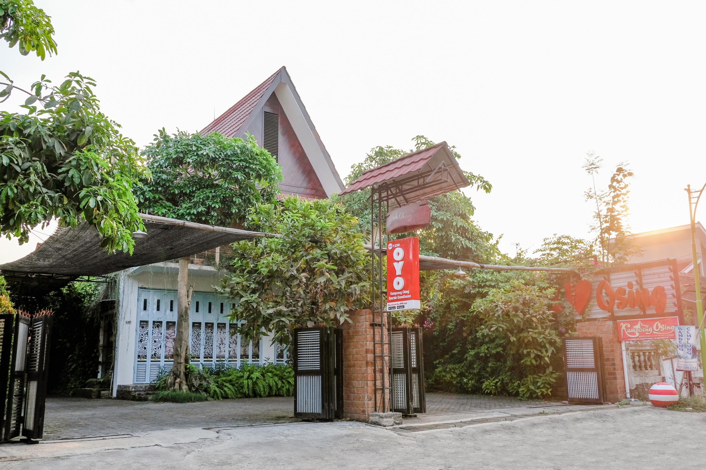 Vaccinated Staff - Oyo 1230 Kampoeng Osing Syariah Guesthouse Banyuwangi  Eksteriør bilde