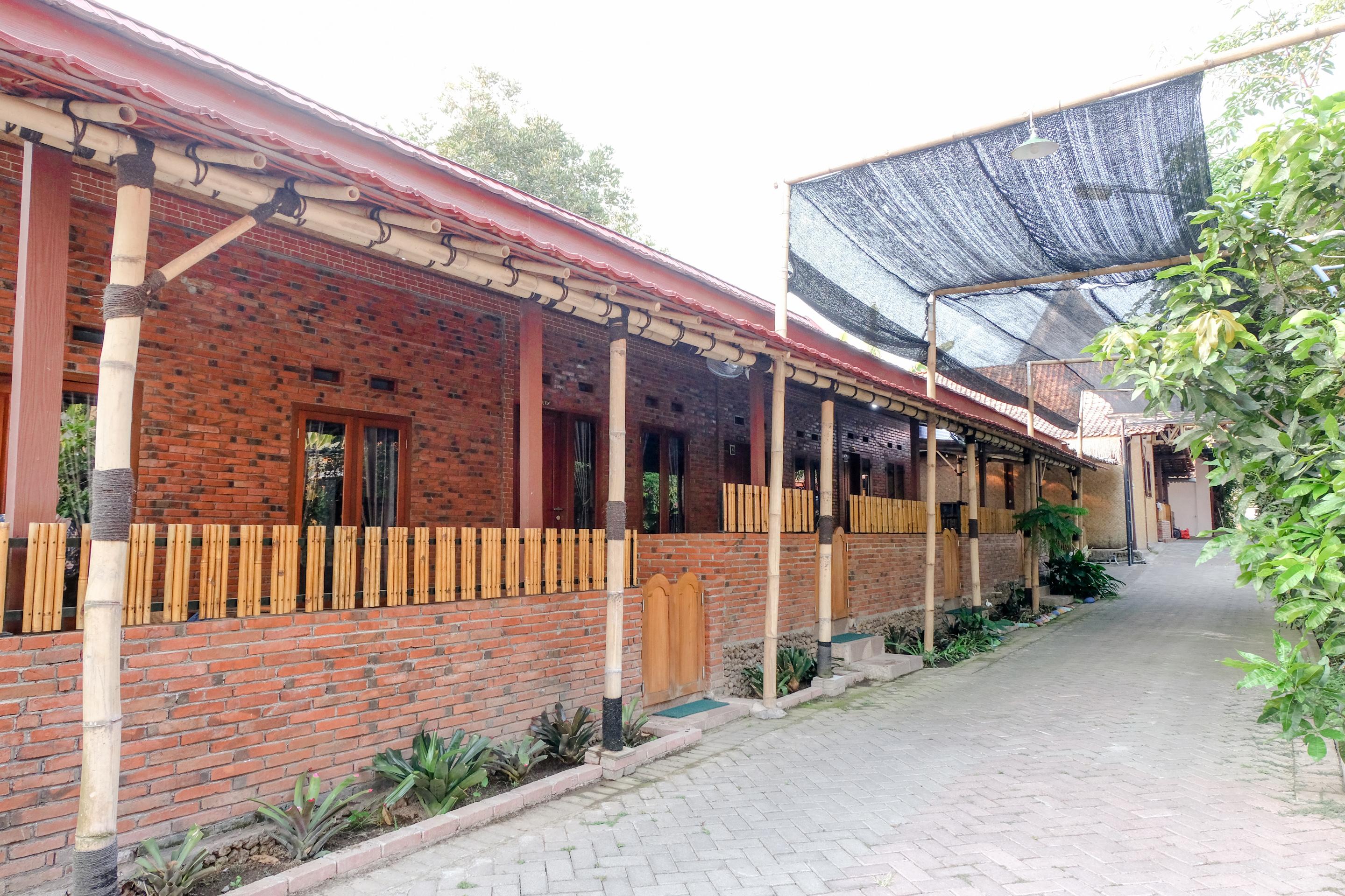 Vaccinated Staff - Oyo 1230 Kampoeng Osing Syariah Guesthouse Banyuwangi  Eksteriør bilde