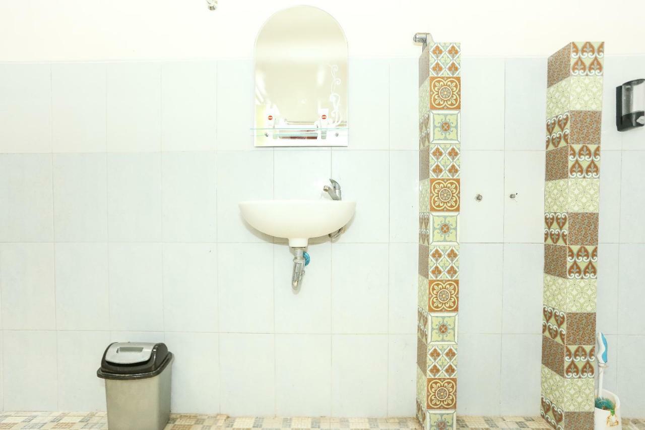 Vaccinated Staff - Oyo 1230 Kampoeng Osing Syariah Guesthouse Banyuwangi  Eksteriør bilde